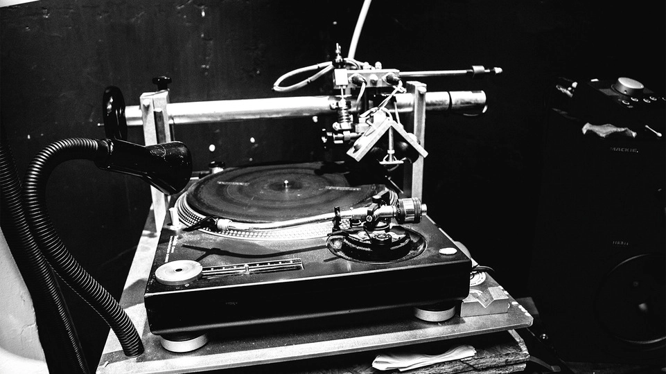 A vinyl cutting lathe with an acetate disc on the platter