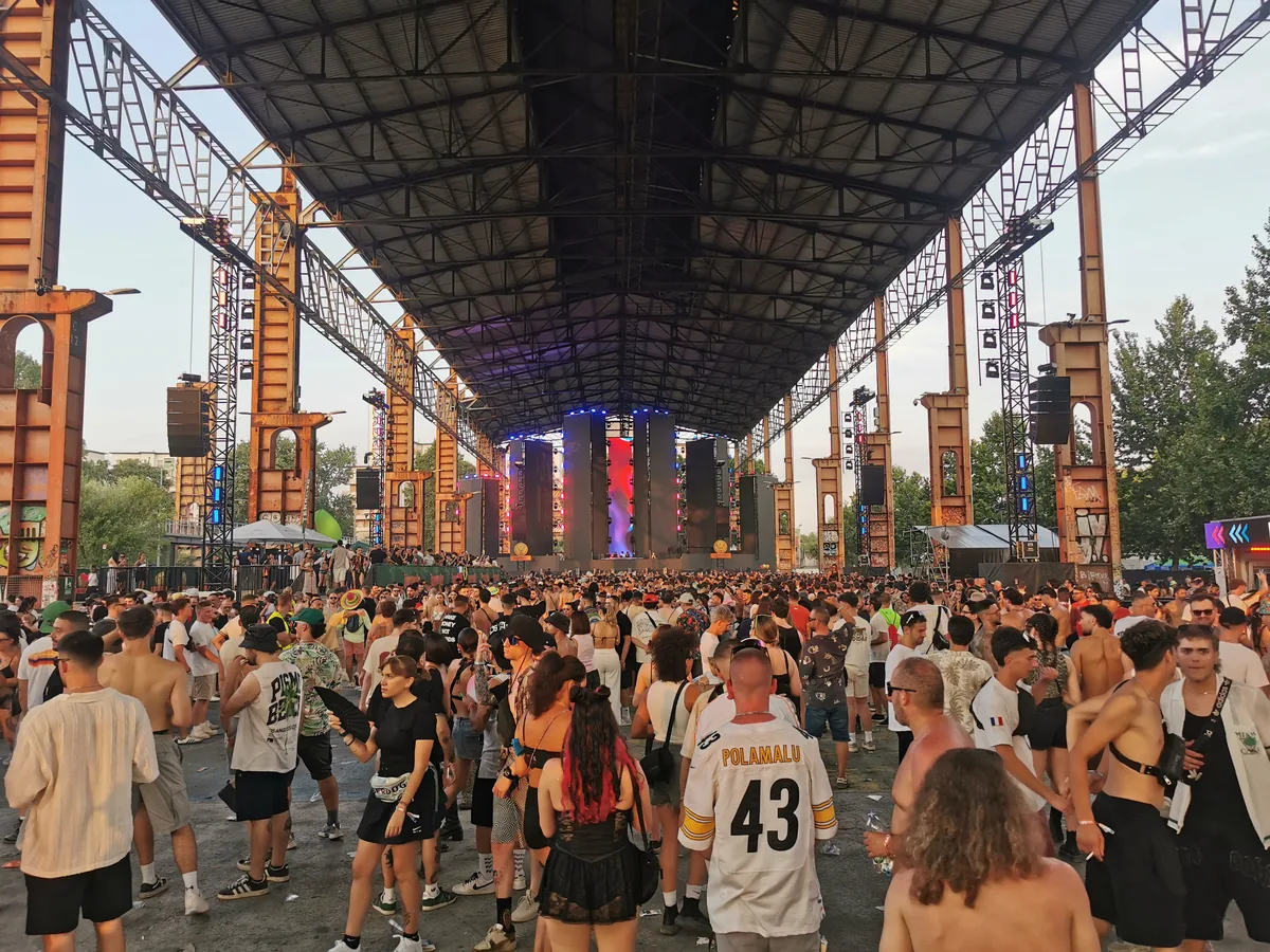 A daytime crowd under the steel canopy of the Futur Stage at Kappa FuturFestival in Parco Dora, Turin