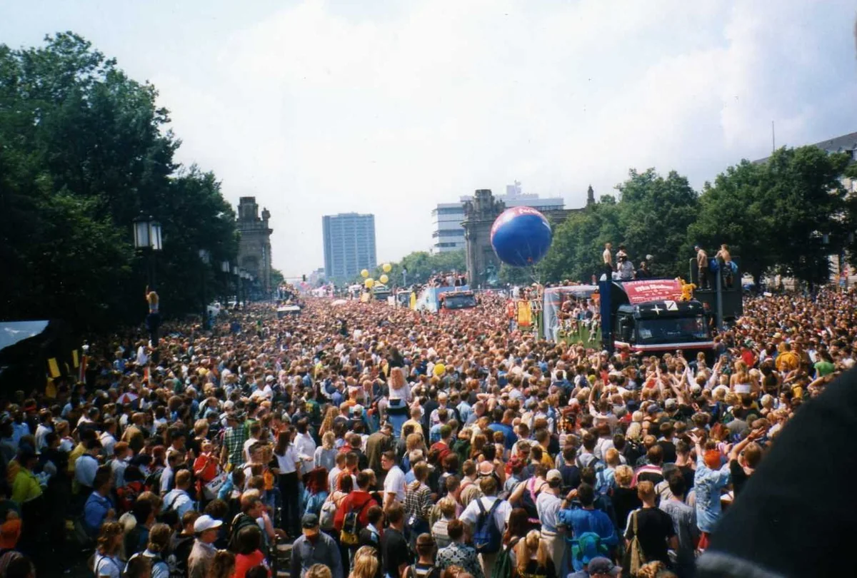 A large crowd filling Straße des 17. Juni during the Love Parade in Berlin in 1998