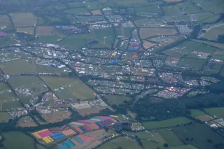 Worthy Farm vista desde el aire en junio de 2022, con los campos llenos de tiendas y carpas