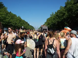 A crowd on the Straße des 17. Juni in Berlin at the Rave the Planet parade, 2023