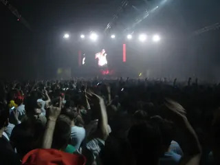 Una pista de baile llena frente a un escenario con pantallas de vídeo en Time Warp en 2006