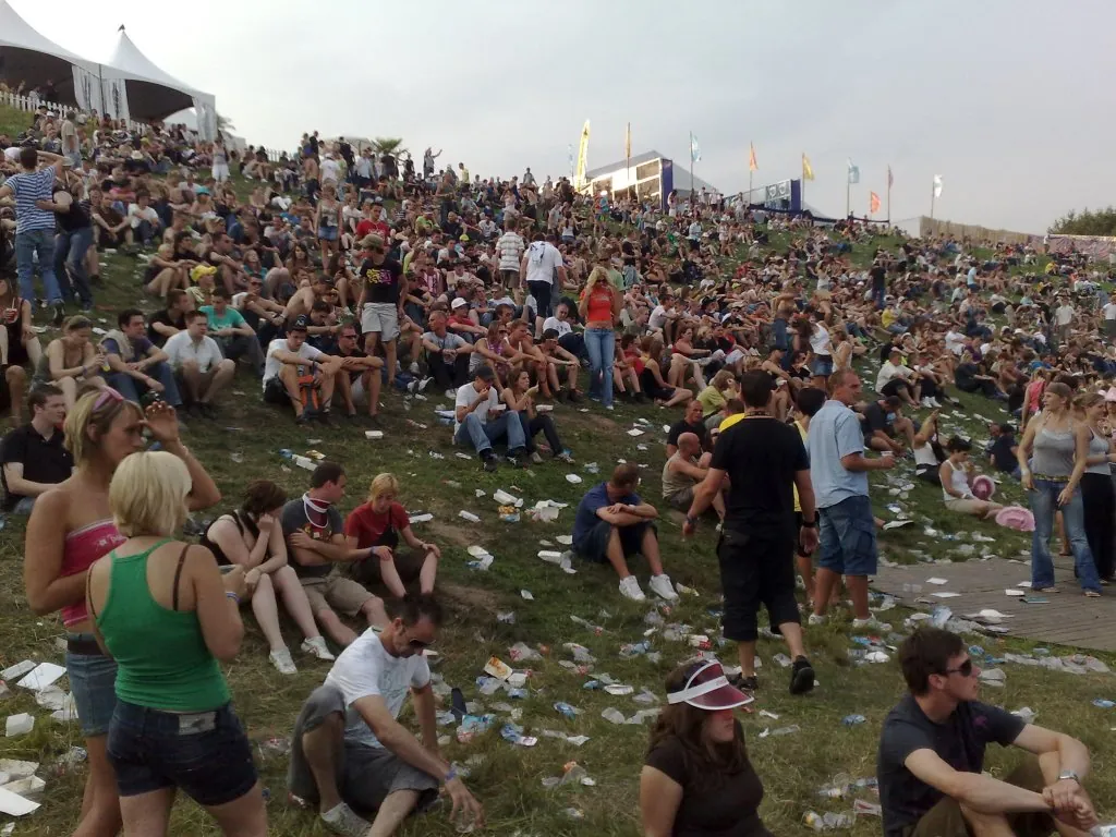 The Tomorrowland main stage in 2008, a modest stage in daylight with a crowd in front