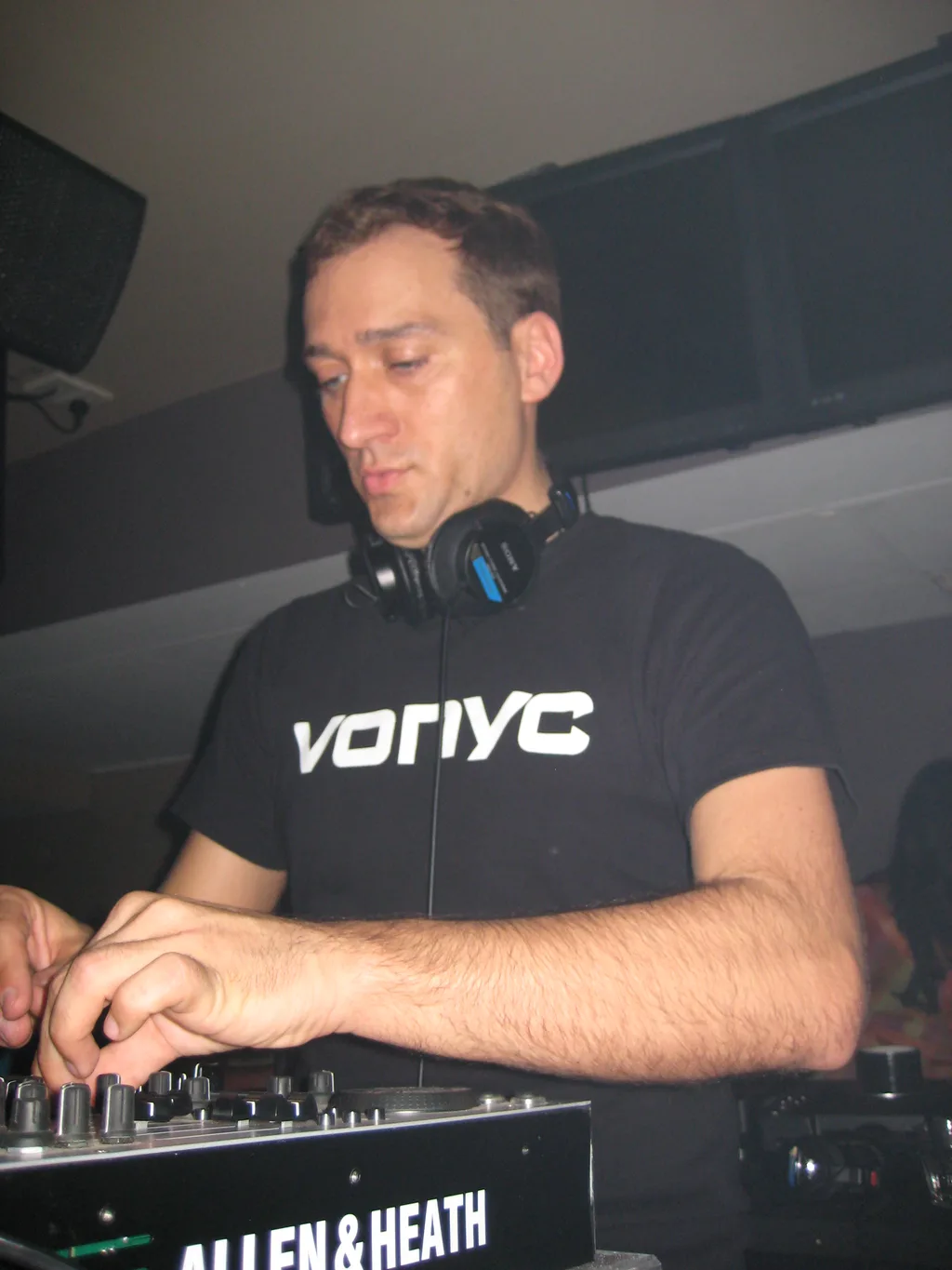 Paul van Dyk mixing at a club in Australia, 2007